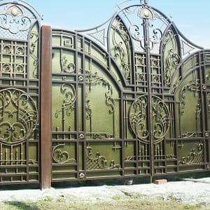 УЛИЧНЫЕ ВОРОТА, КАЛИТКИ И ЗАБОРНЫЕ СЕКЦИИ